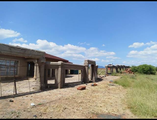 6 BEDROOM HOUSE FOR SALE IN MAKUNGWI